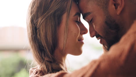 coppia, ballare e sorridere mentre sono felici a casa