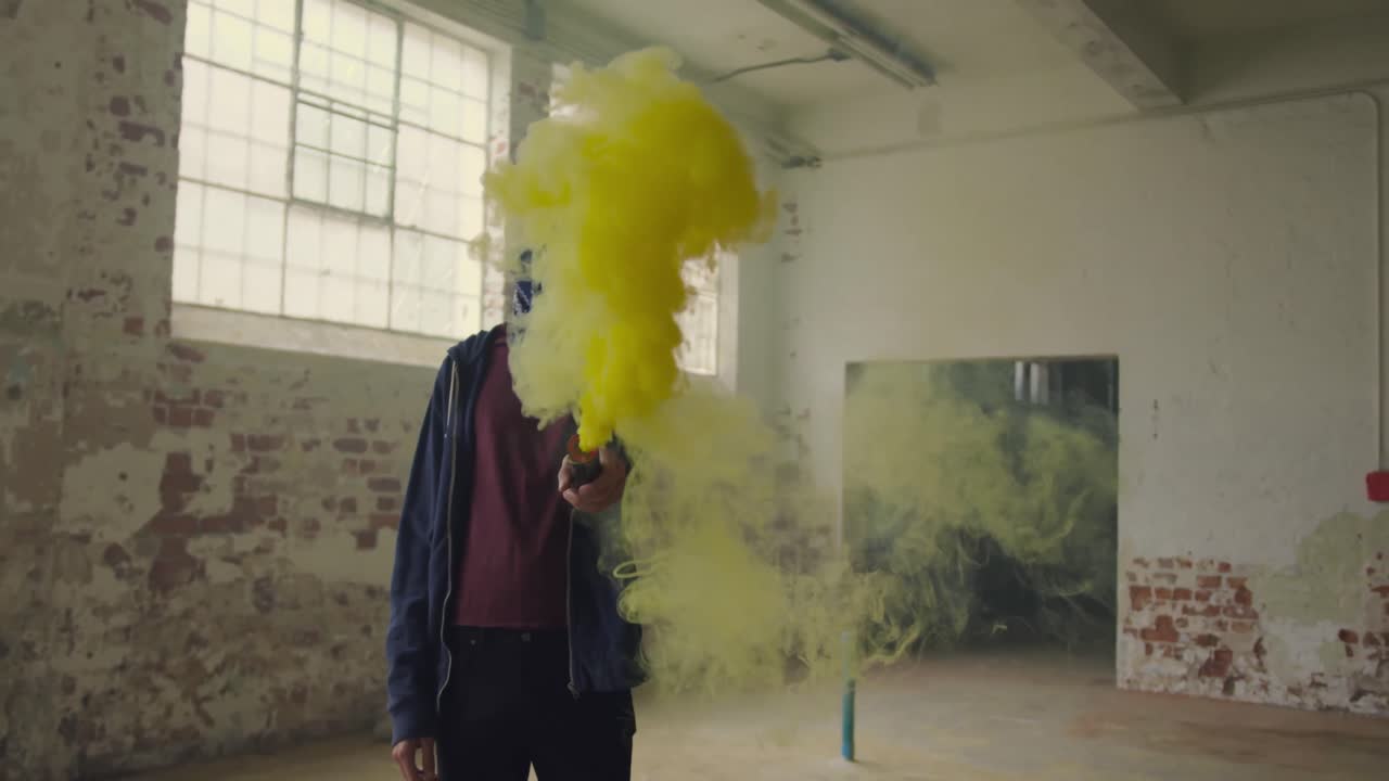 joven de moda en un almacén abandonado