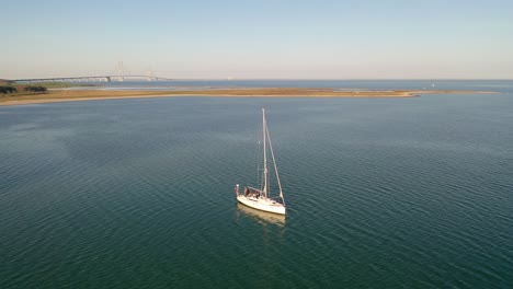 Ankerndes-Segelboot-An-Der-Küste-Dänemarks