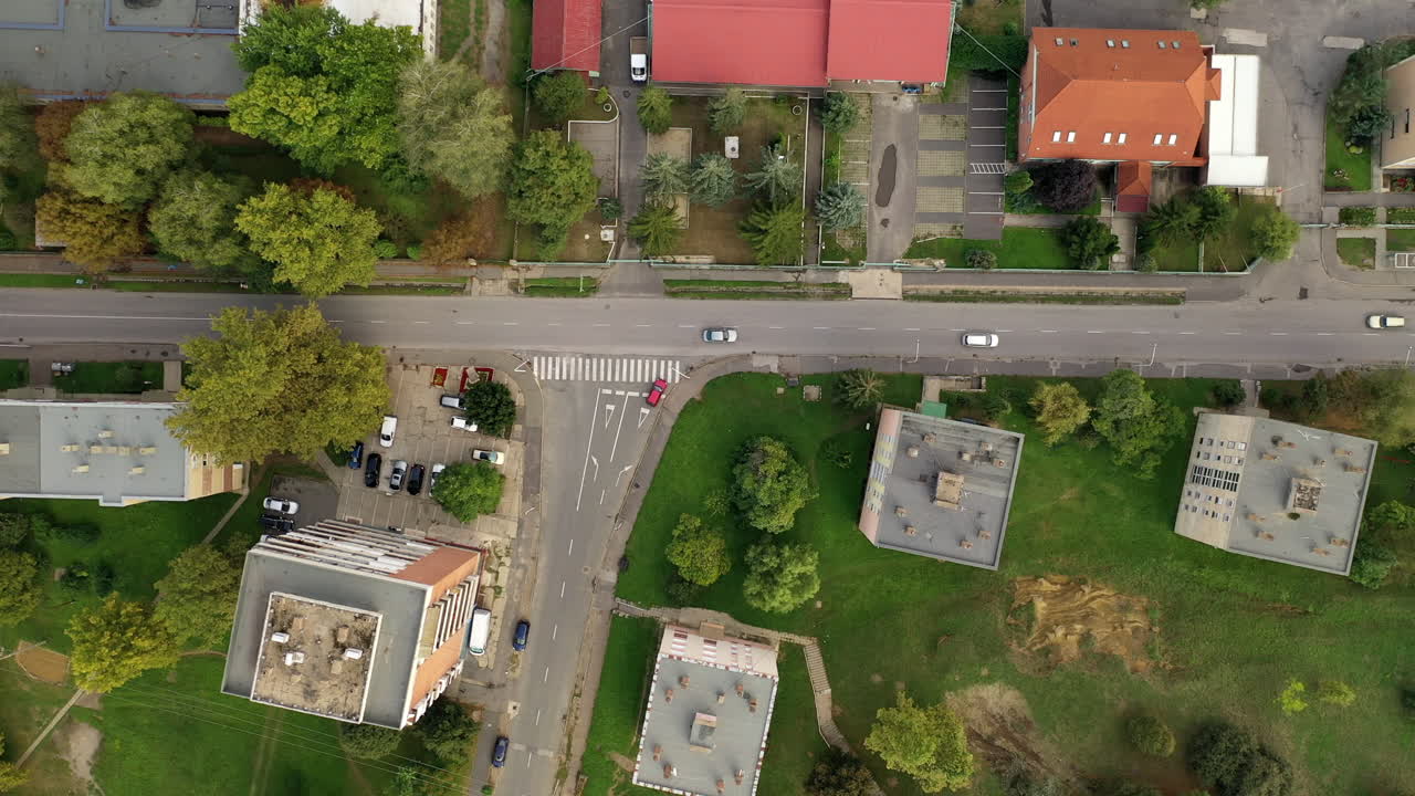 volando sobre el área de la ciudad en otoño