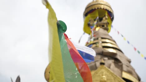 Banderas-De-Oración-Tibetanas-Ondeando-En-El-Viento