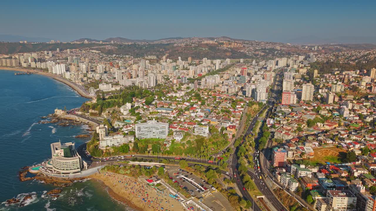 Veduta aerea panoramica di Cerro Castillo a Viña del Mar in una giornata di sole, con il viale costiero La Marina, Cile. Una collina esclusiva e benestante della città.