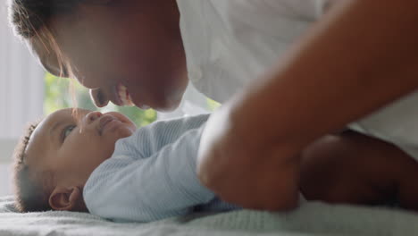 Feliz-Madre-Afroamericana-Cuidando-A-Un-Bebé-En-Casa.-Mamá-Amorosa-Hablando-Con-Un-Niño-Pequeño-Calmando-A-Su-Hijo-Disfrutando-De-La-Maternidad.