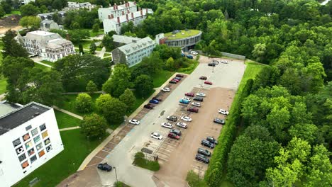 volando sobre el campus y mostrando esta historia