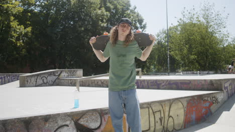 un chico caucásico en el parque de skate.