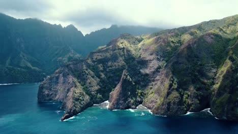 Drohnenansicht-Der-Wolkendecke-Mit-Wechselndem-Licht-Auf-üppigen-Inselkämmen-Auf-Der-Insel-Fatu-Hiva-In-Den-Marquesas-Inseln-Im-Südpazifik,-Französisch-Polynesien