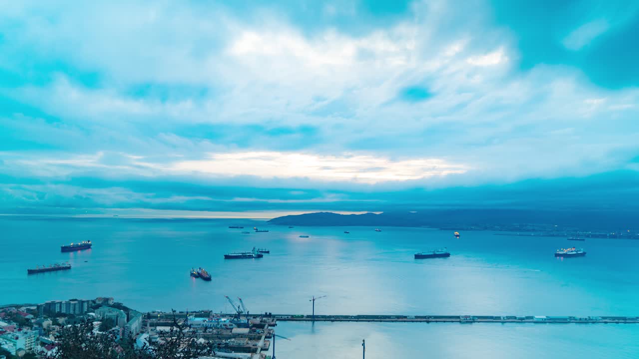 el puerto de gibraltar con buques y un cielo oscuro y tormentoso, vista en lapso de tiempo