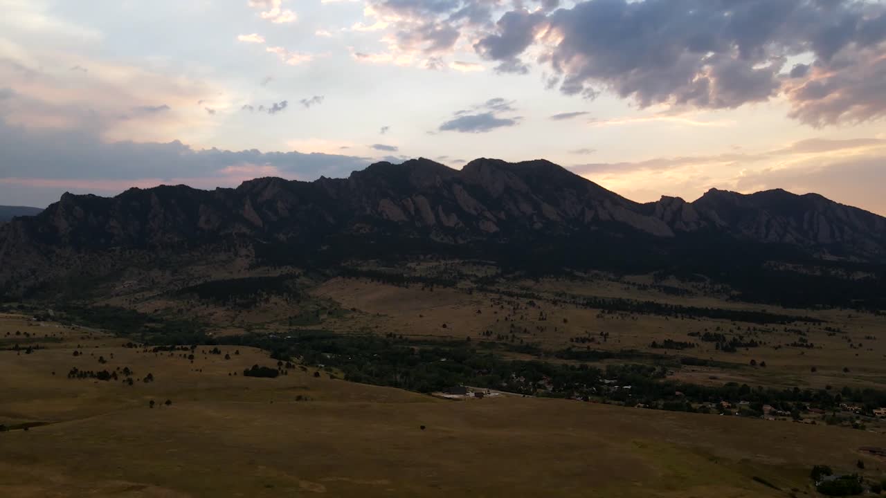 Video in time lapse di nuvole sulle montagne a Boulder, Colorado.