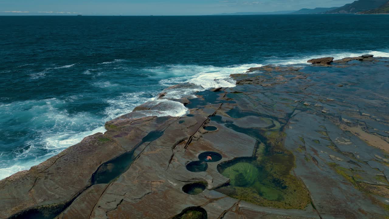 figura ocho piscinas en el parque nacional real de sydney cerca de la playa de palmas ardientes, australia