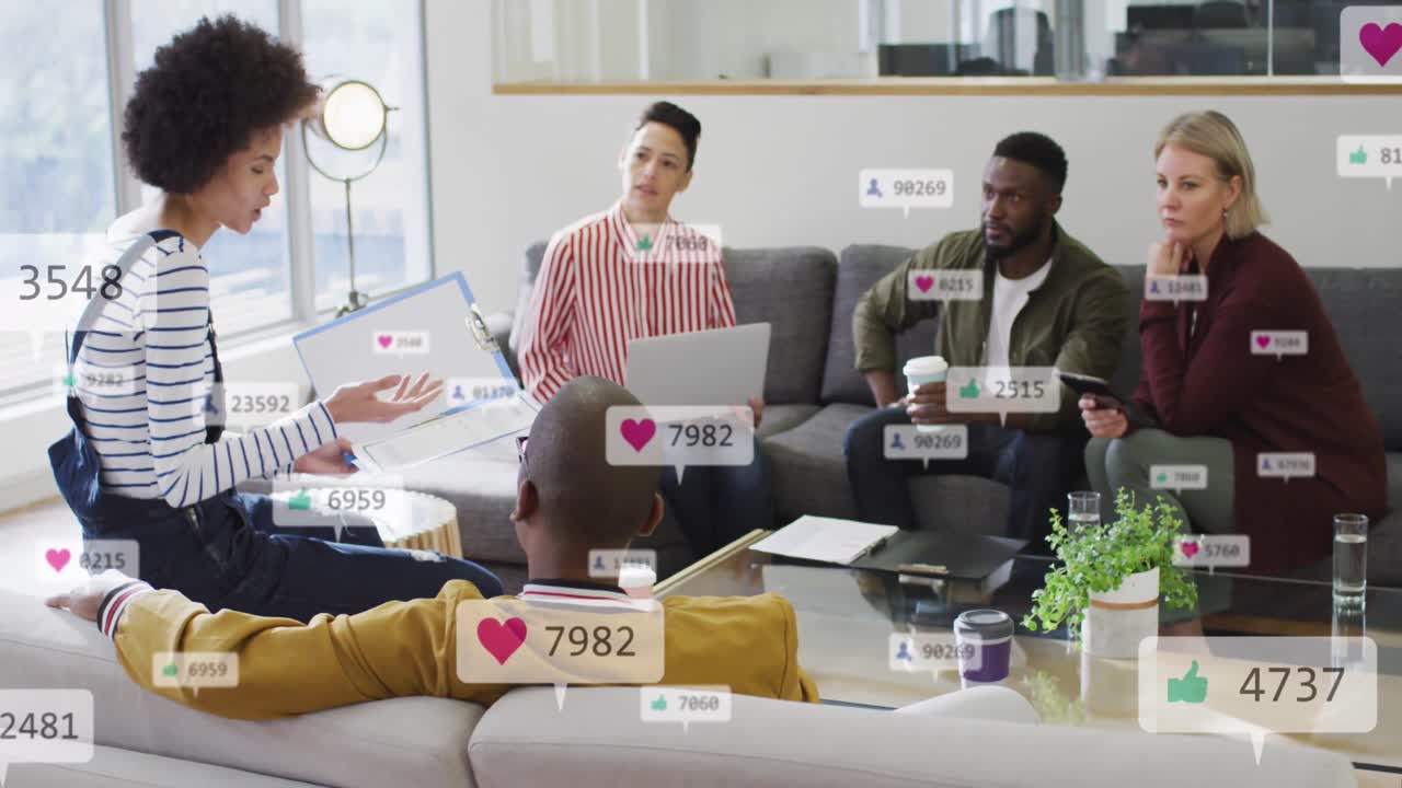 다양한 동료들이 사무실에서 함께 토론하는 다양한 동료들의 팀에 대한 소셜 미디어 아이콘의 애니메이션