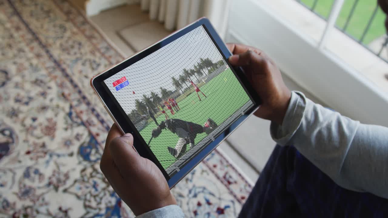 태블릿에서 하키 경기를 보고 집에 앉아 있는 남자의 복합 사진