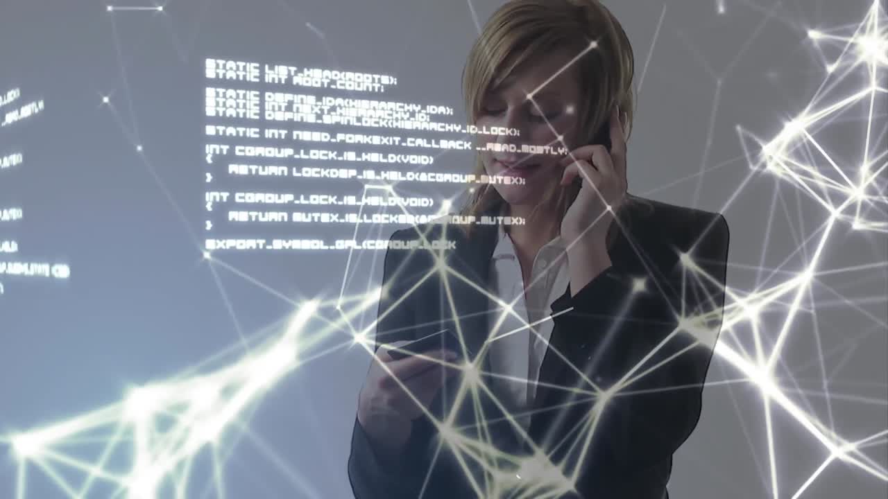 mujer caucásica en distanciamiento social comprando en línea en casa