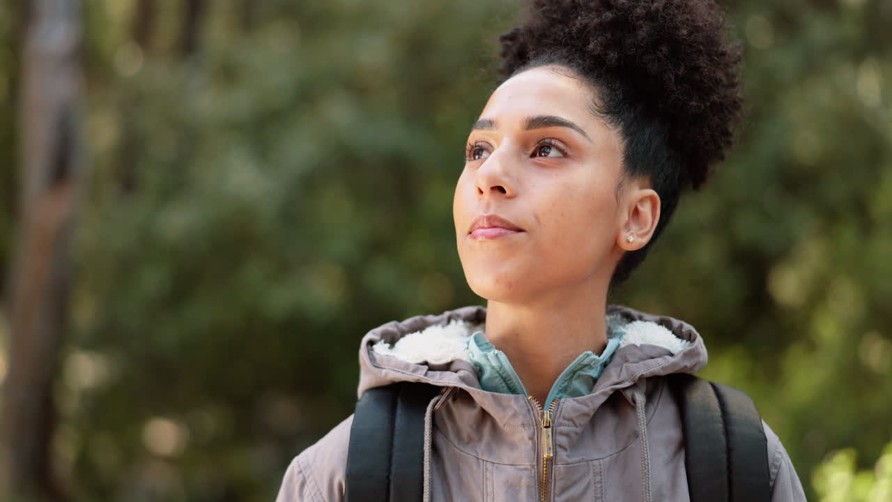 mujer de senderismo bebiendo agua en la naturaleza