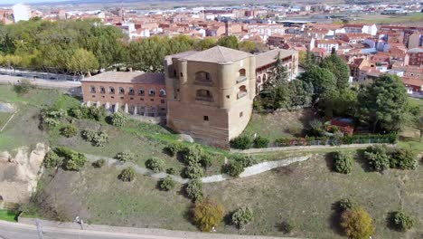 Der-Torre-Del-Caracol-Ist-Eine-Architektonische-Konstruktion,-Die-Sich-In-Der-Spanischen-Stadt-Benavente-Befindet