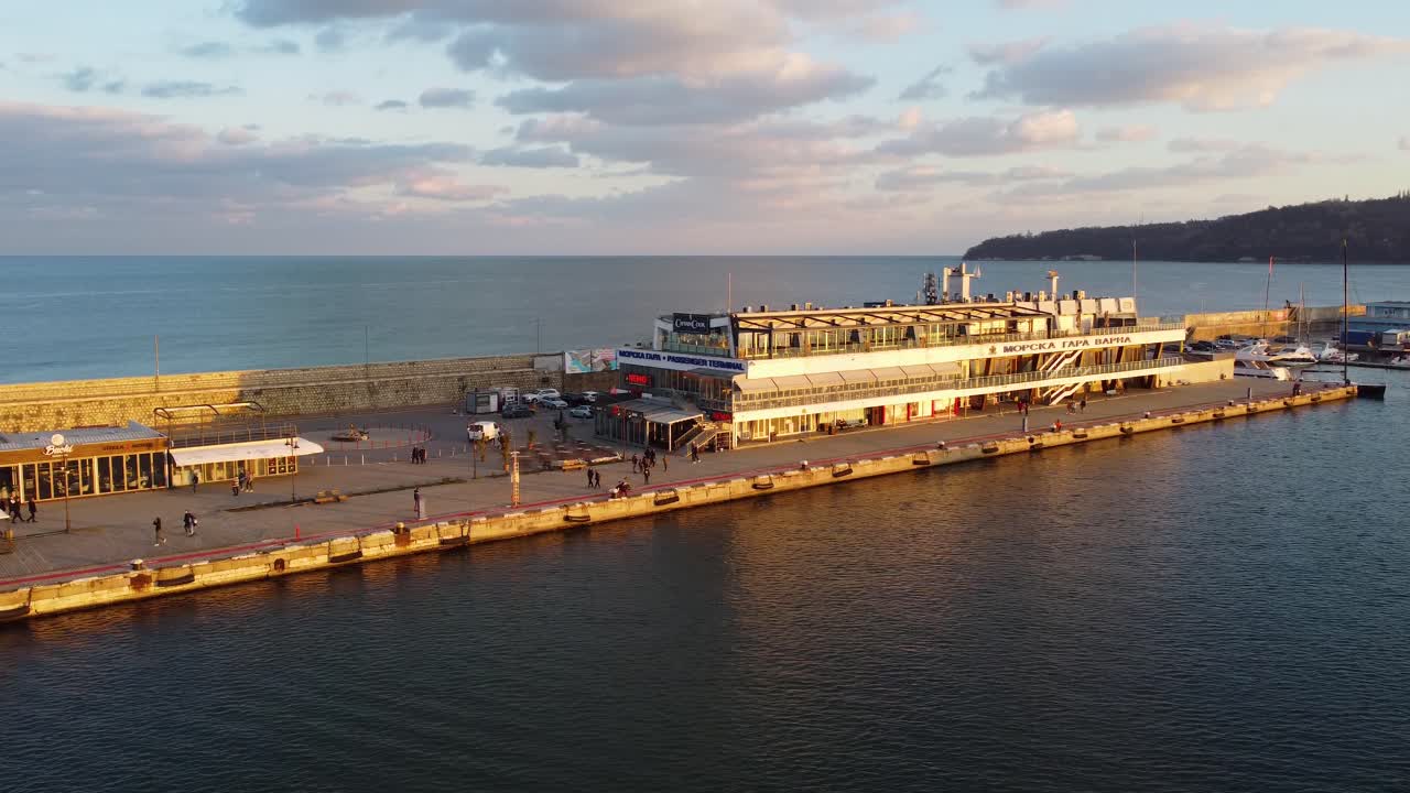 edificio en el puerto de varna pier drone disparo distancia que rodea durante la puesta de sol