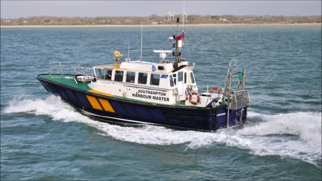 barco patrullero capitán de puerto
