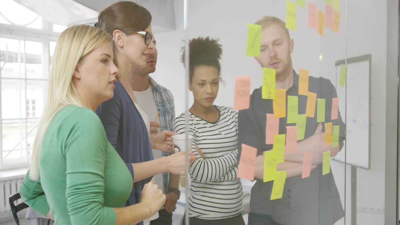 compañeros de trabajo haciendo una lluvia de ideas sobre un nuevo esquema