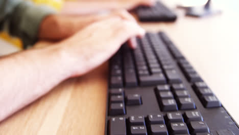 ejecutivo trabajando en el escritorio