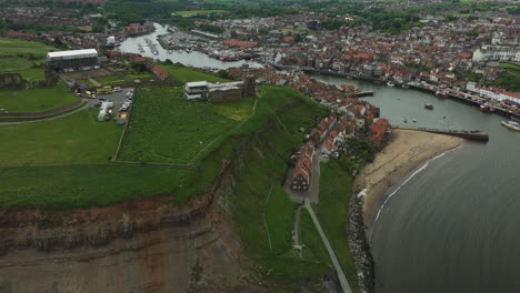 Cabañas-En-East-Cliff-Y-Muelle-En-La-Ciudad-Costera-De-Whitby-En-Yorkshire,-Norte-De-Inglaterra,-Reino-Unido