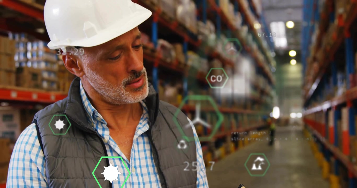 Magazziniere che ispeziona l'inventario su tablet, visualizzando sovrapposizioni digitali sulle scatole.