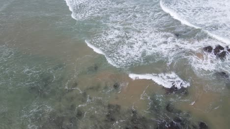 Las-Olas-Del-Océano-Salpican-Los-Afloramientos-En-La-Playa-Sawtell-En-Nueva-Gales-Del-Sur,-Australia