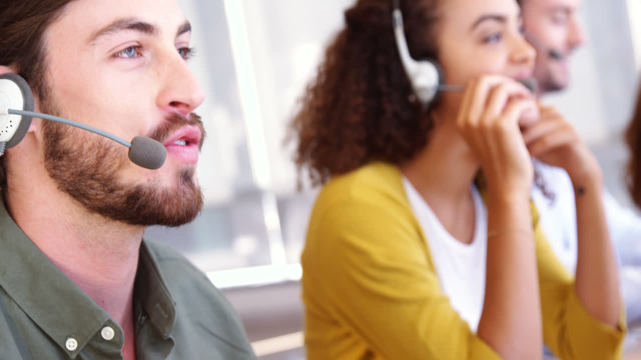 Kundenservice-Mitarbeiter telefonieren mit Headset