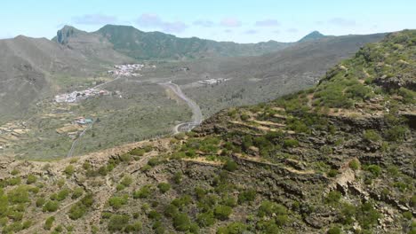 la carretera de la montaña revela