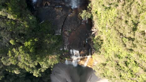 Cascada-Vista-Desde-Arriba-Con-Un-Dron-Siguiendo-El-Arroyo-Sobre-Las-Rocas