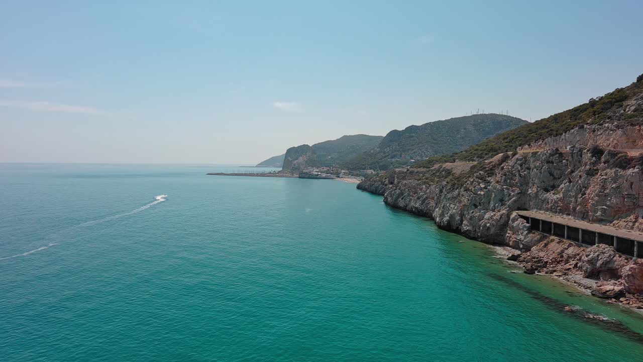 vista aérea de la costa de garraf en verano