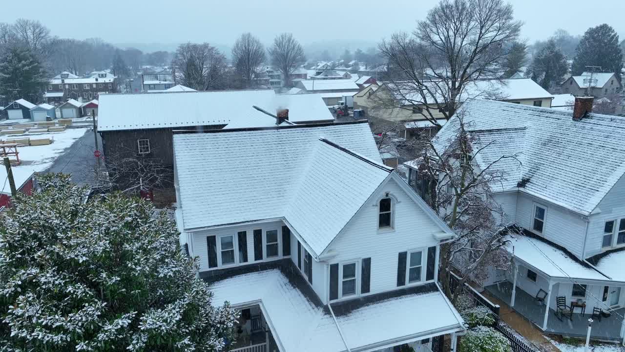 casa estadounidense con bandera de ee.uu. durante la nieve