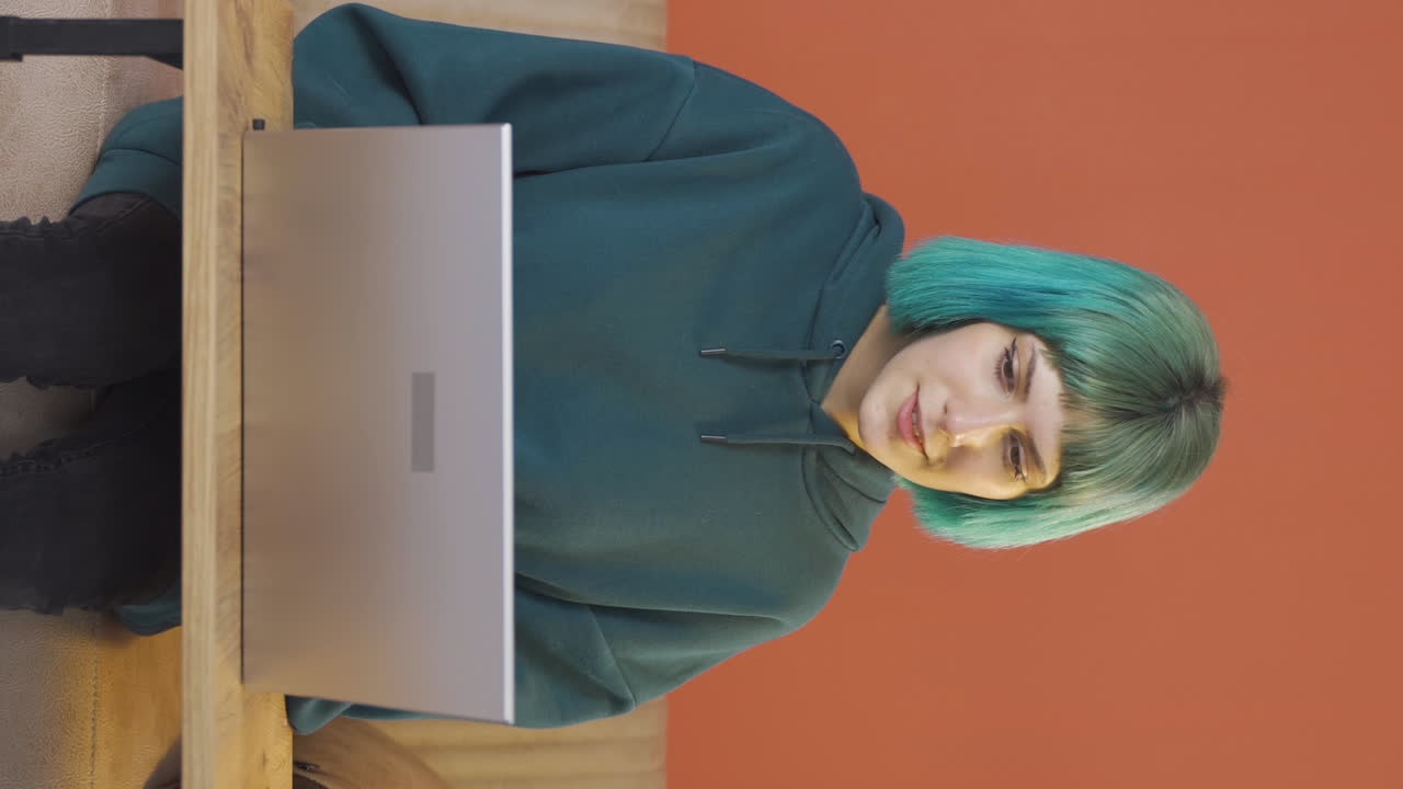 video vertical de la joven que lee las buenas nuevas.