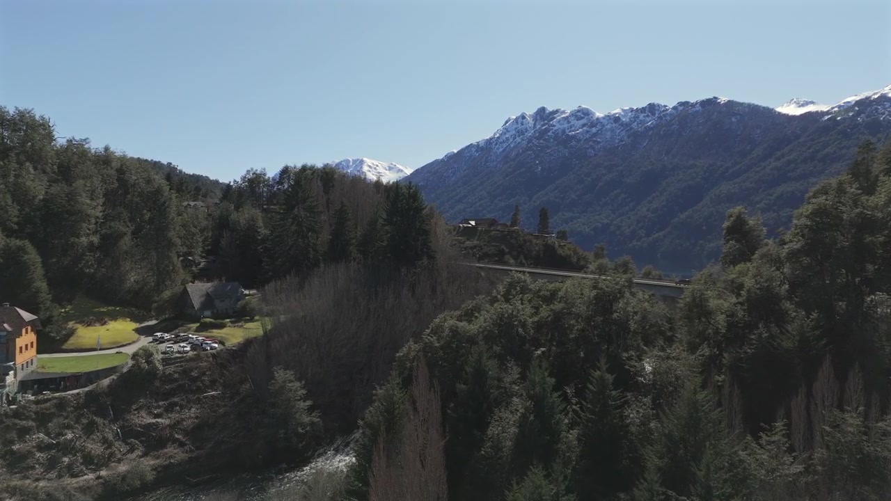 Flygfoto över Correntoso Lake Hotel och bro, Nahuel Huapi, Anderna, Argentina