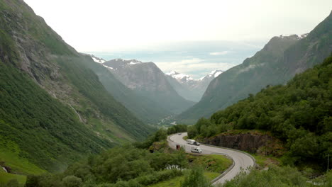 Vehículos-Que-Viajan-Por-La-Carretera-Rv15-Cerca-Del-Municipio-De-Stryn-En-Sogn-Og-Fjordane,-Noruega