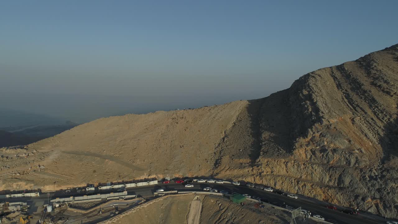 Ripresa drone di auto affollate su una montagna rocciosa.