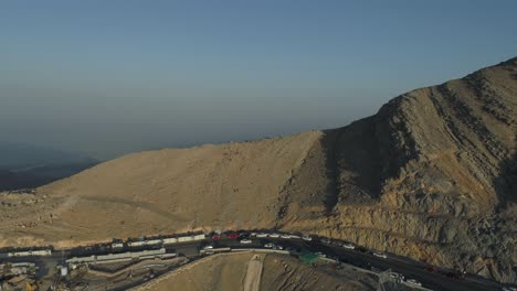 Drone-shot-of-a-crowded-cars-in-a-rocky-mountain