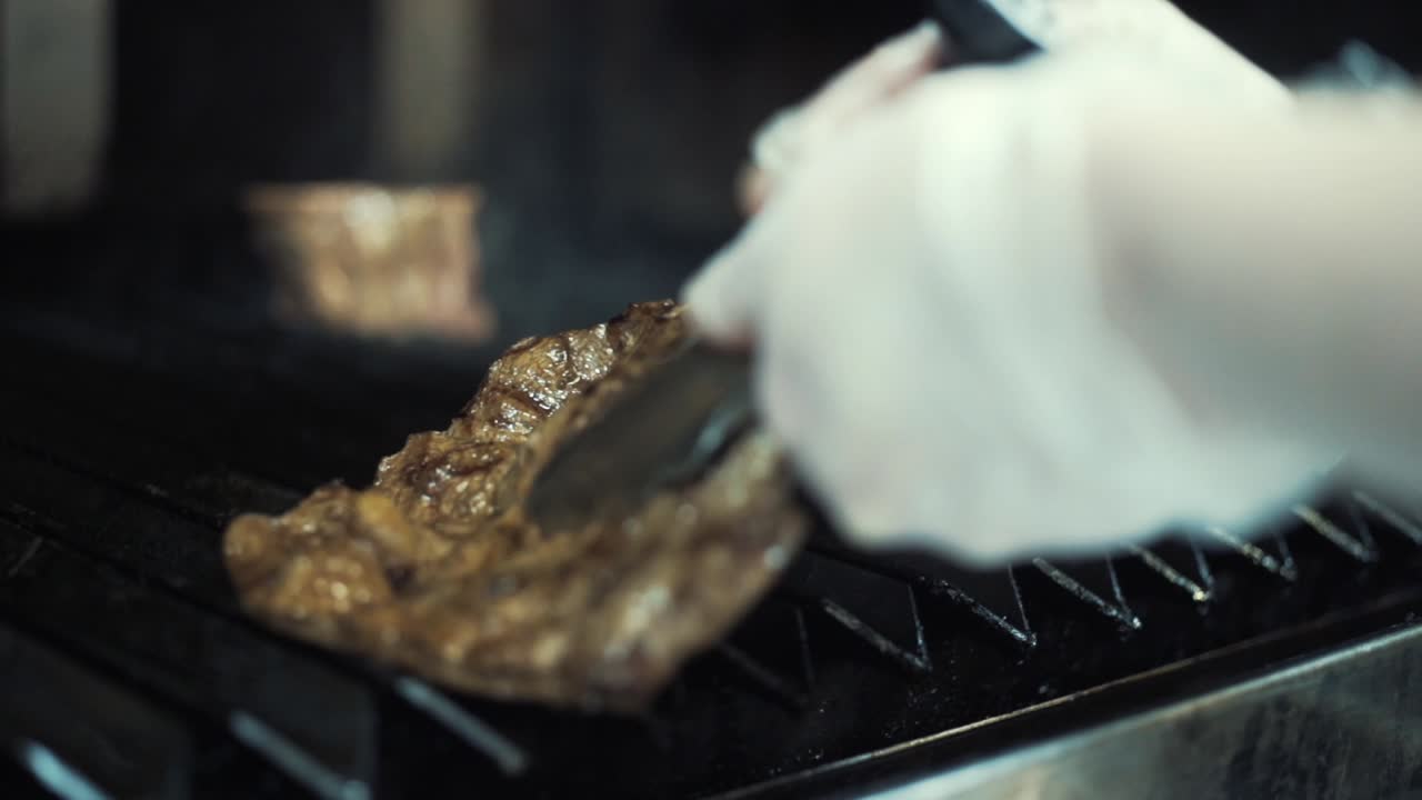 그릴에서 고기를 요리하는 것