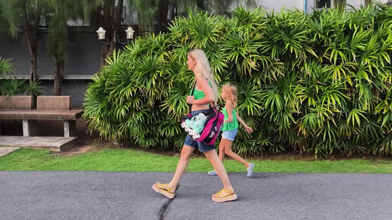 어머니 와 딸 이 공원 에서 산책 을 즐기고 있다