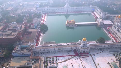 Der-Goldene-Tempel,-Auch-Bekannt-Als-Harimandir-Sahib,-Luftaufnahme-Von-DJI-Mini3Pro-Drone