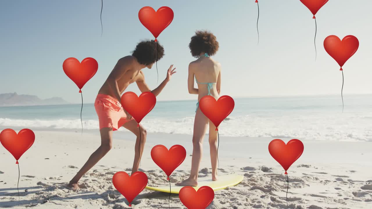 해변에서 서프보드와 함께 커플에 대한 심장 아이콘의 애니메이션