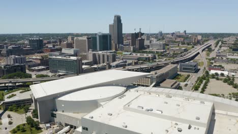 Eine-Erstaunliche-Luftaufnahme-Zeigt-Die-Skyline-Von-Omaha-An-Einem-Heißen-Sommernachmittag