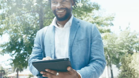 tableta, ciudad y negocios hombre negro en el software