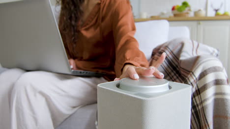 Close-up-view-of-smart-speaker