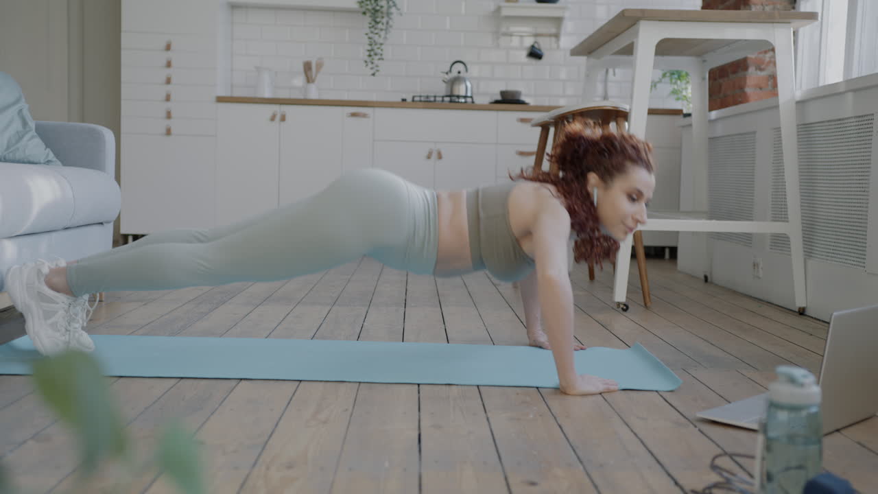 mujer haciendo flexiones en casa