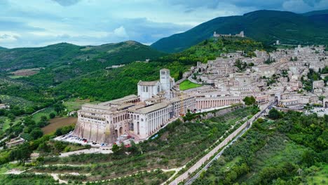 Luftlandschaft-Der-Basilika-Des-Heiligen-Franziskus-Und-Der-Stadt-Assisi-In-Perugia,-Italien