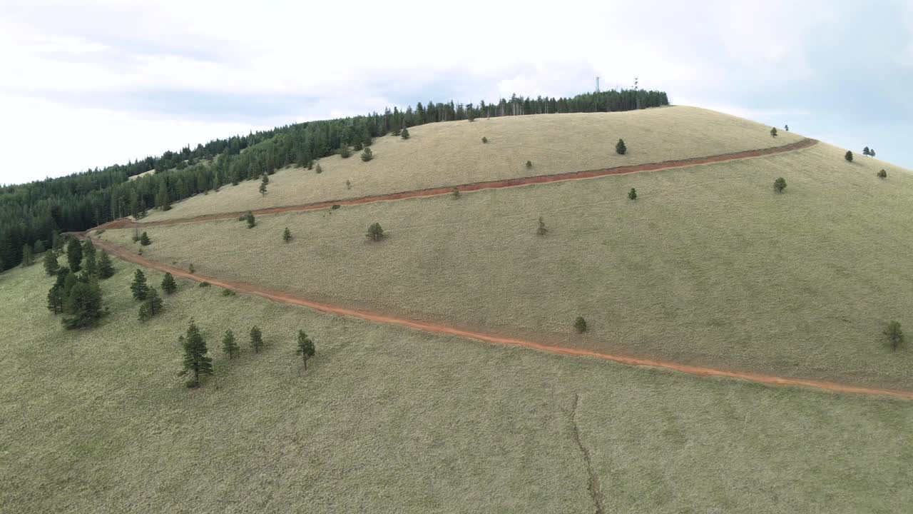 pico verde, arizona, camino empinado a la cima de la montaña y torres celulares