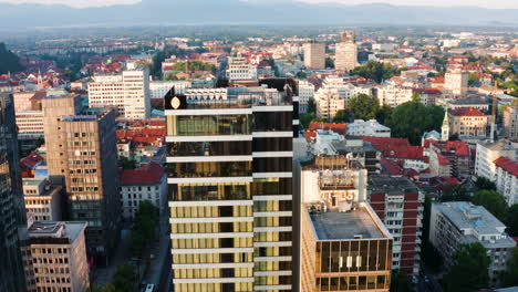 rascacielos modernos en el paisaje urbano medieval de ljubljana durante el amanecer en eslovenia