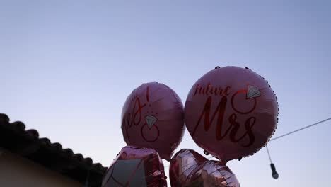 globos de helio para una fiesta de cumpleaños tiro de bajo ángulo