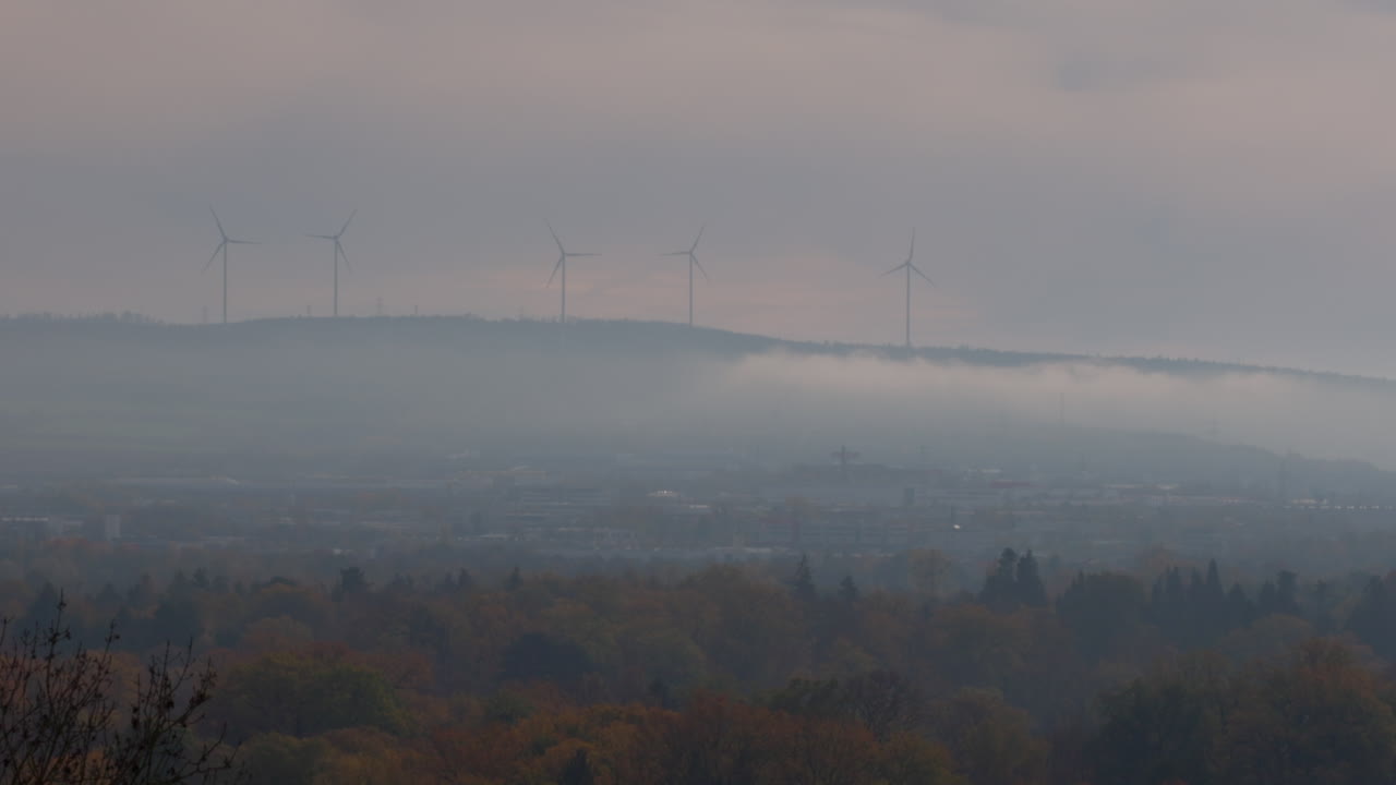 흐린 날의 풍력 터빈 공원과 스모그