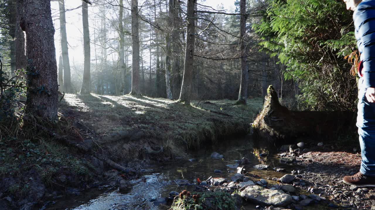 강에서 손을 씻는 여행자