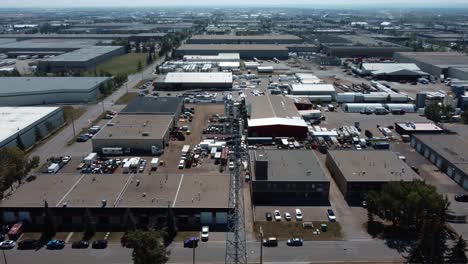 Coole-Aufnahme-Des-Funkturms-Im-Industriegebiet-In-Calgary,-Alberta